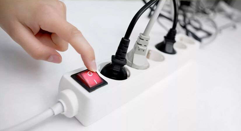 Schalten Sie die Stromversorgung des Verlängerungskabels aus